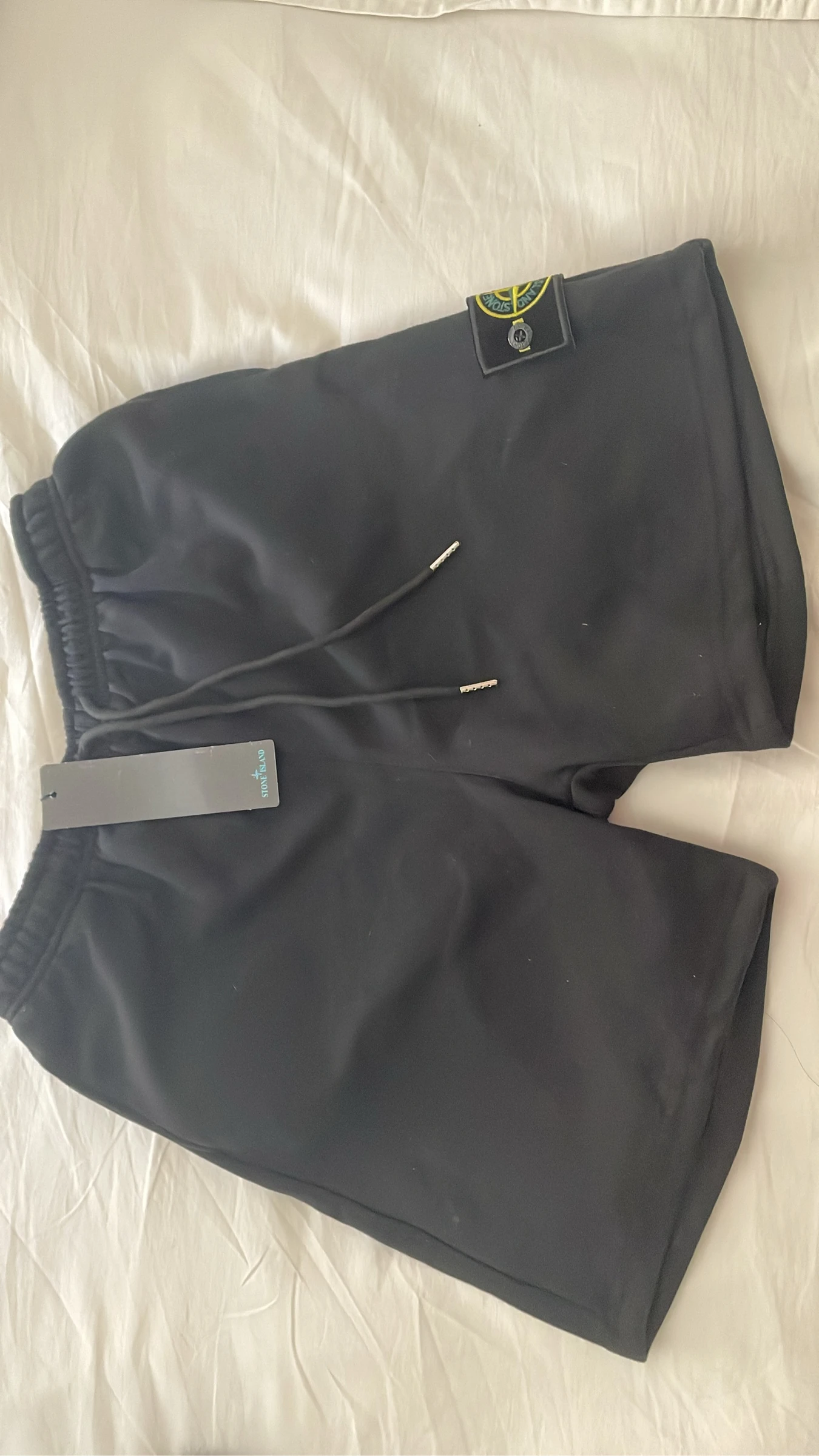 Pantalón con etiquetas